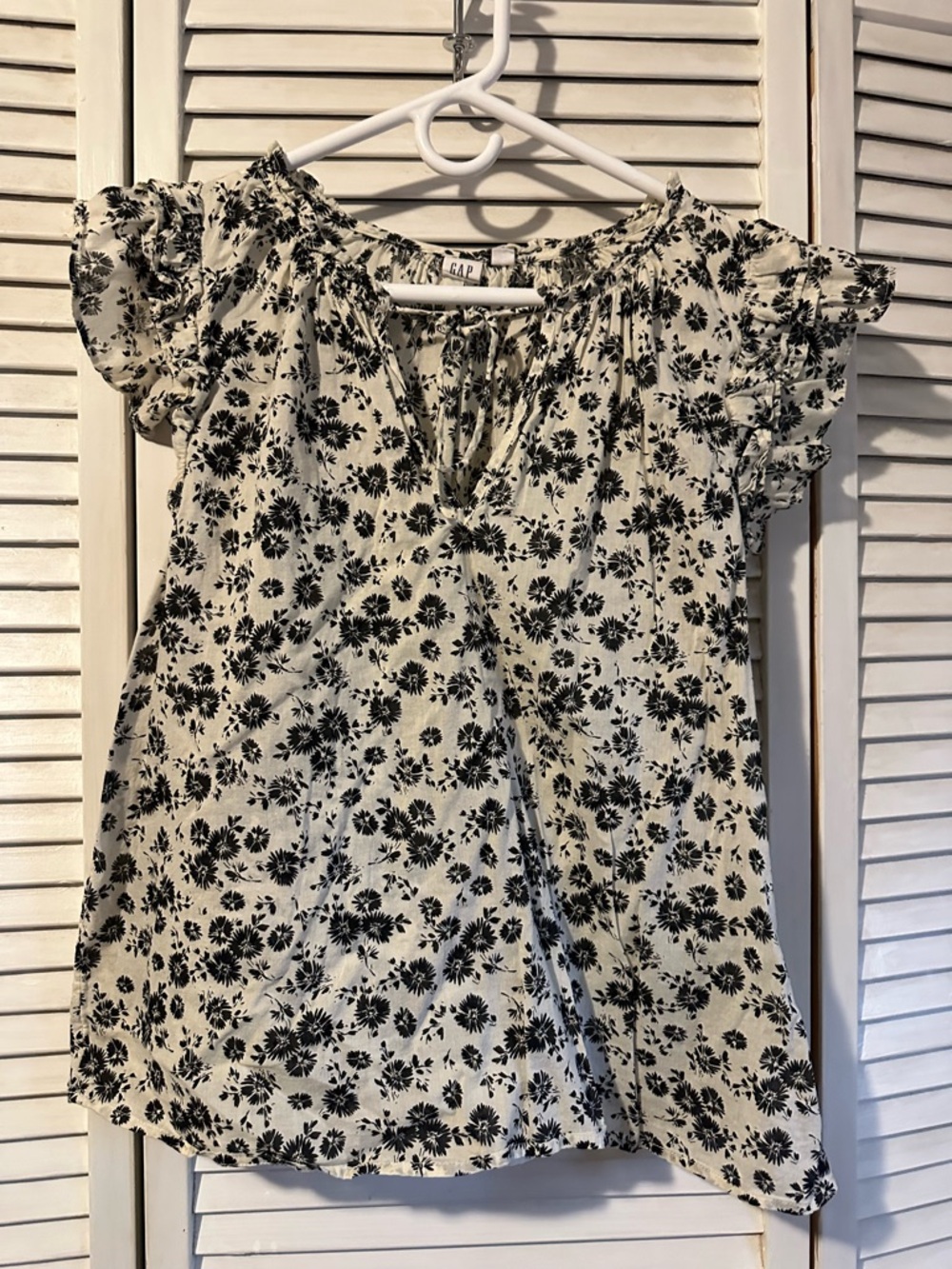 GAP Black & White Floral Ruffle Sleeve Tank